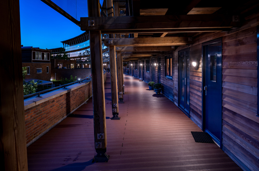 Lightronics DOTT armaturen in de galarij van appartementencomplex Hoge Rij in Deventer Lightronics DOTT armaturen in de galarij van appartementencomplex Hoge Rij in Deventer