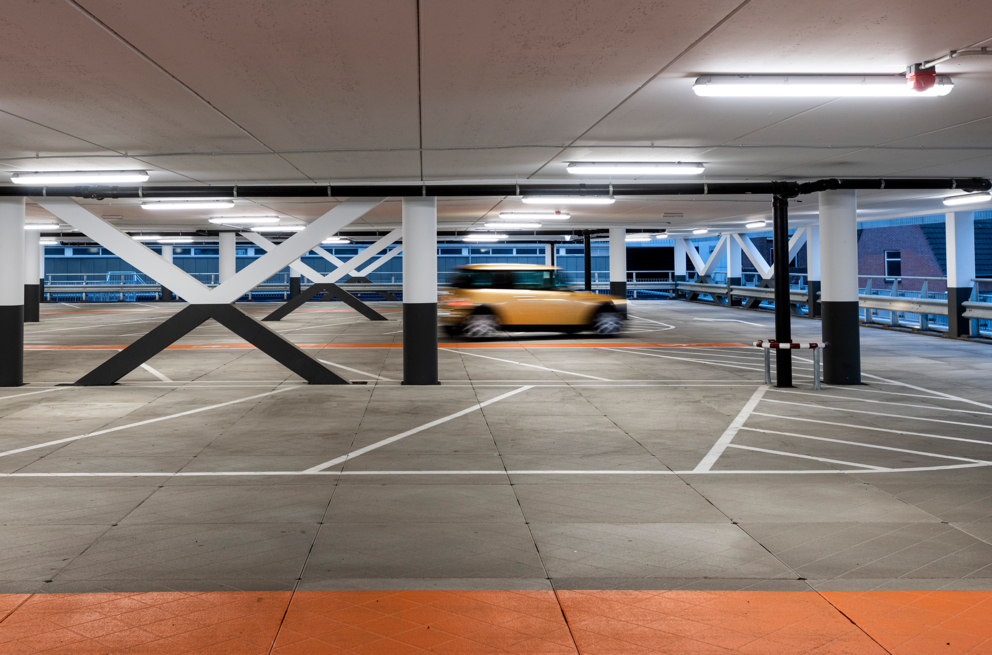 Lightronics PGA armaturen in een parkeergarage Lightronics PGA armaturen in een parkeergarage