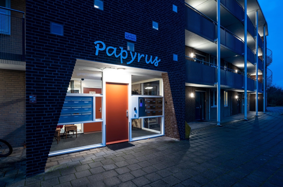 Lightronics RINK armaturen bij de ingang van een appartementencomplex van Veluwonen in Eerbeek