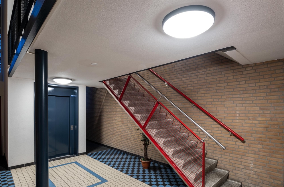 Lightronics DOTT XL armaturen aan het plafond van een appartementencomplex van Veluwonen in Eerbeek