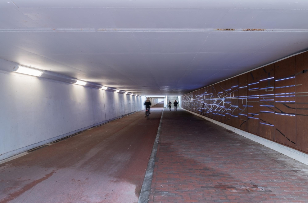 Lightronics VENTEGO armaturen aan de muren van de fietstunnel bij het station in Assen Lightronics VENTEGO armaturen aan de muren van de fietstunnel bij het station in Assen