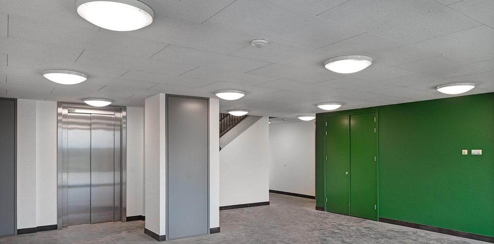 Lightronics armatuur DOTT XL in een hal van een appartementencomplex Lightronics armatuur DOTT XL in een hal van een appartementencomplex