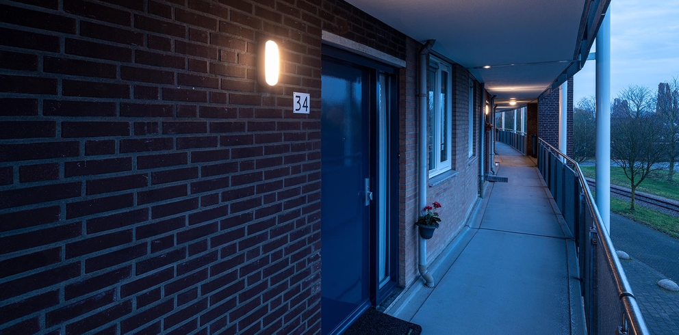 Lightronics RINK armatuur in de galerij van een appartementencomplex Lightronics RINK armatuur in de galerij van een appartementencomplex