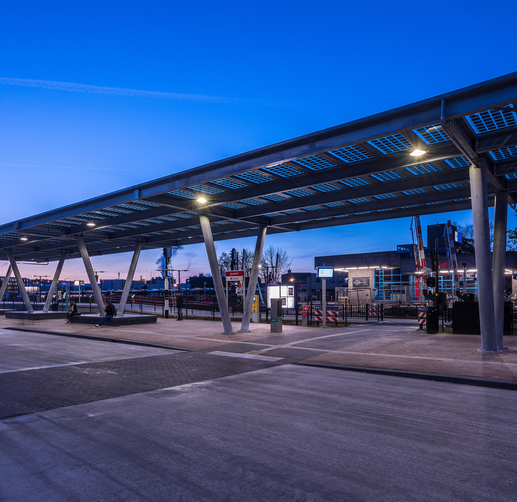Lightronics PRUNUS D armaturen aan een dak op het busstation in Doetinchem Lightronics PRUNUS D armaturen aan een dak op het busstation in Doetinchem